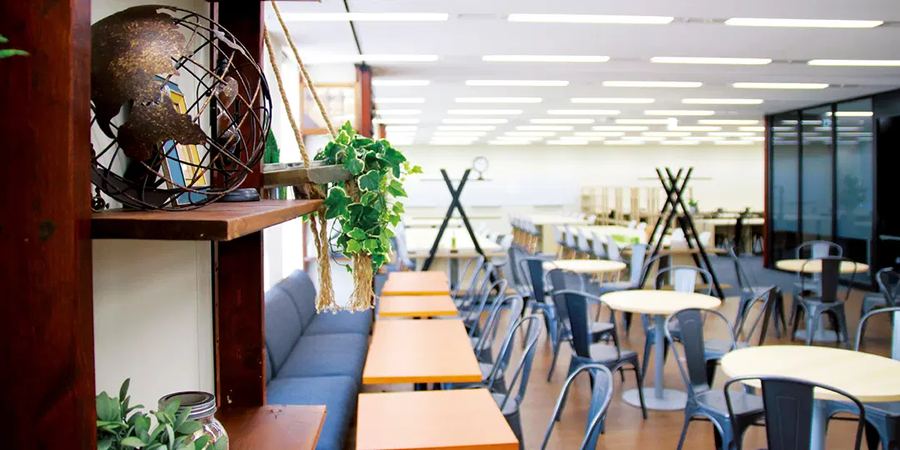 キャンパス内のカフェスペース